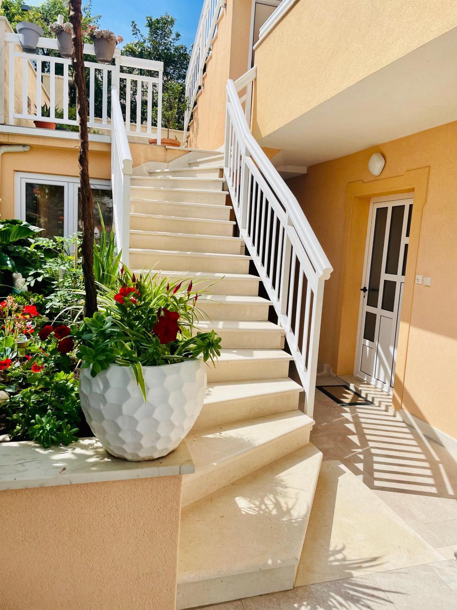 Apartments Sunny Elza Хвар Екстериор снимка