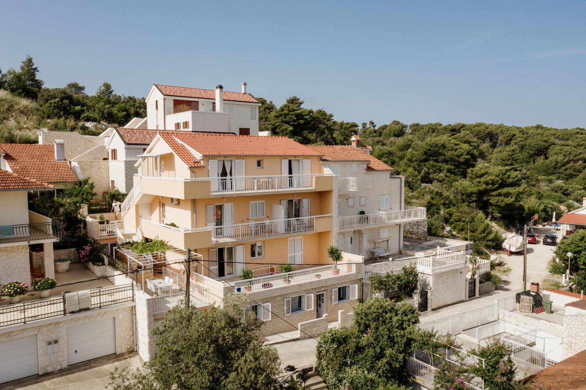Apartments Sunny Elza Хвар Екстериор снимка
