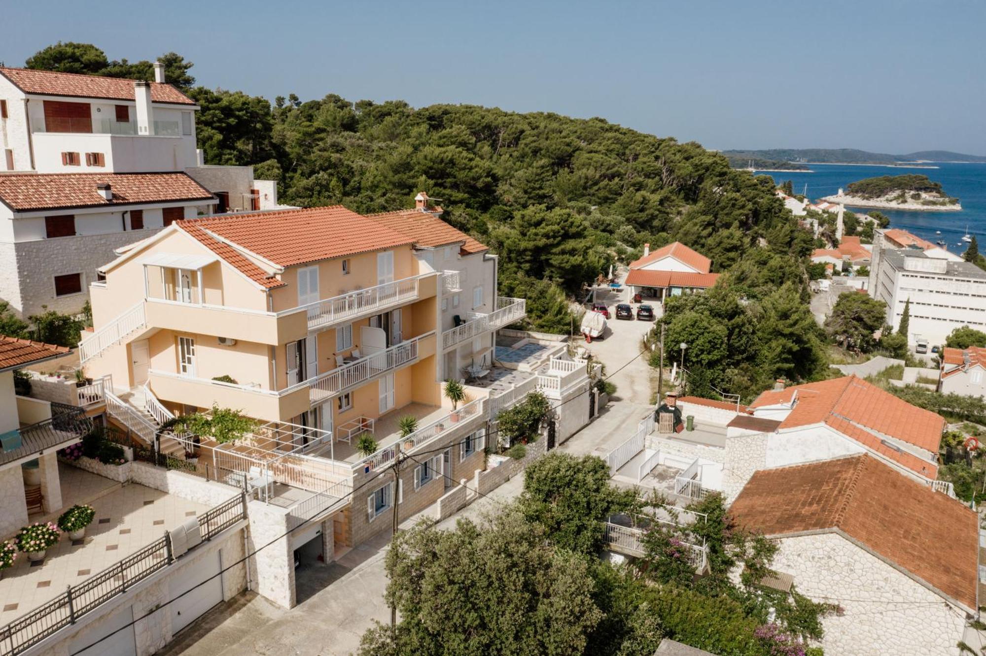 Apartments Sunny Elza Хвар Екстериор снимка